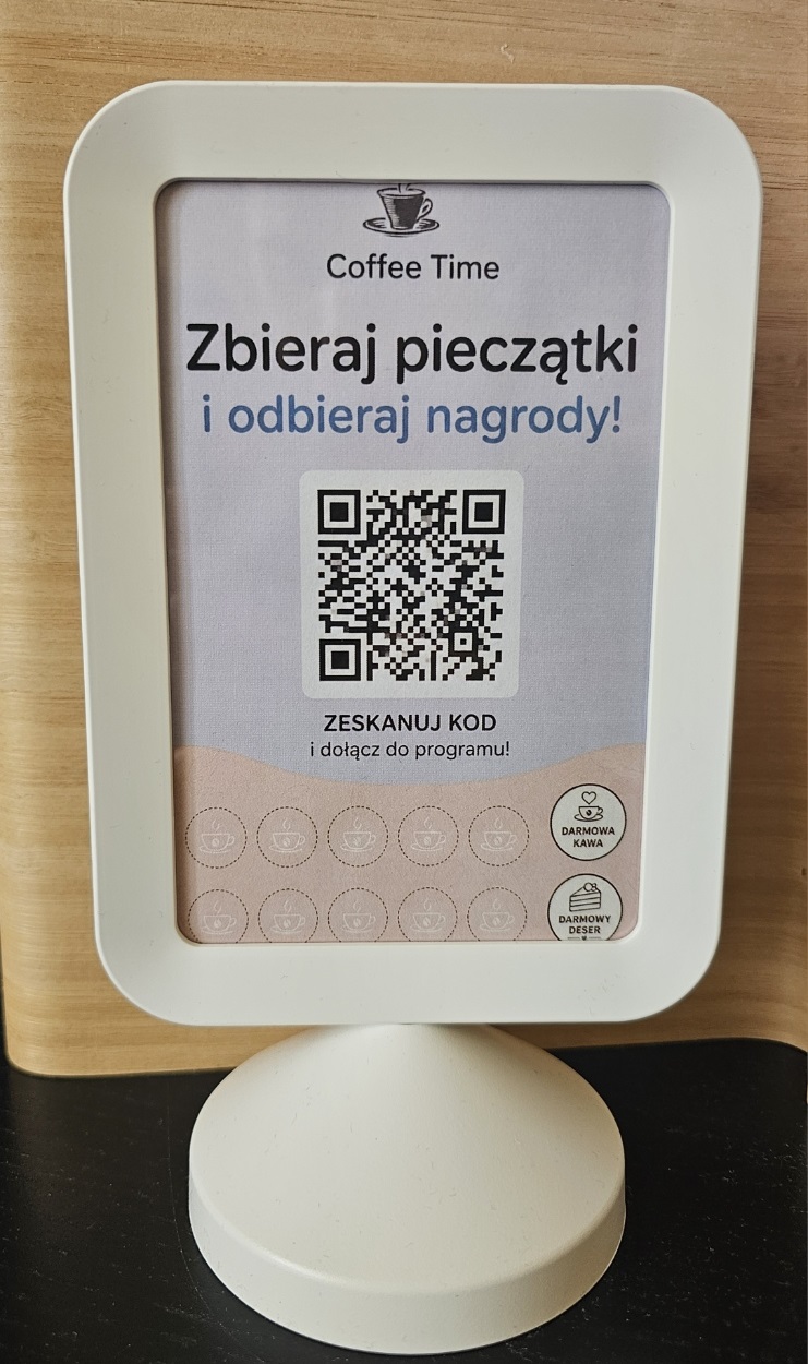 Tabliczka z kodem QR Stampkin ustawiona przy kasie lub recepcji
